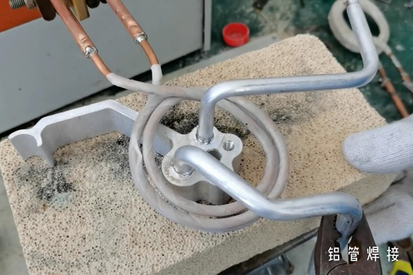 鋁焊接還是有難度的,鋁法蘭與鋁管高頻釬焊