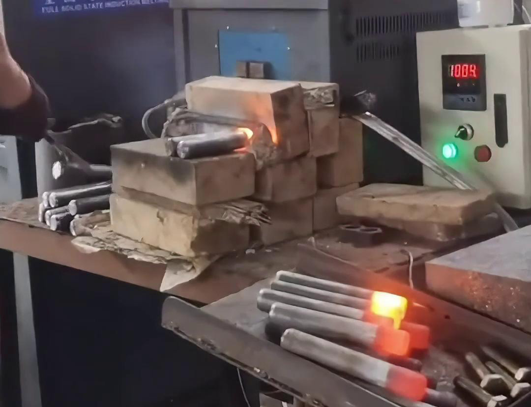 高頻鍛造加熱爐，其帶溫控的功能和紅外監控技術提高了生產效率