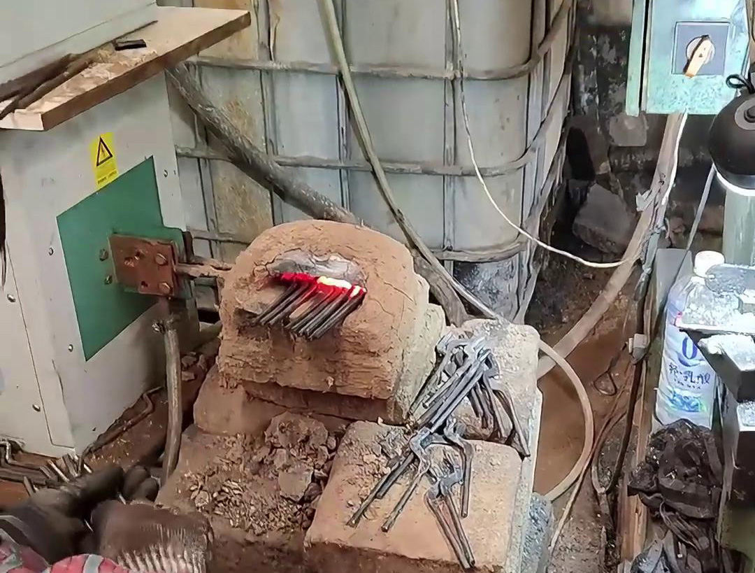 ?鉗子圓鋼毛坯料使用超高頻感應加熱設(shè)備進行加熱沖壓鍛打