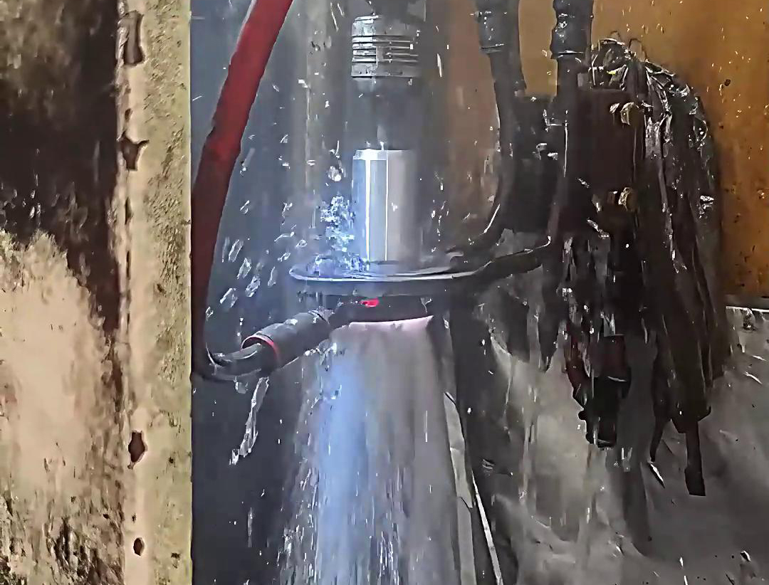 中頻淬火機床是一種高效、精確、可靠的軸淬火設備，適用于各類軸類工件的淬火熱處理