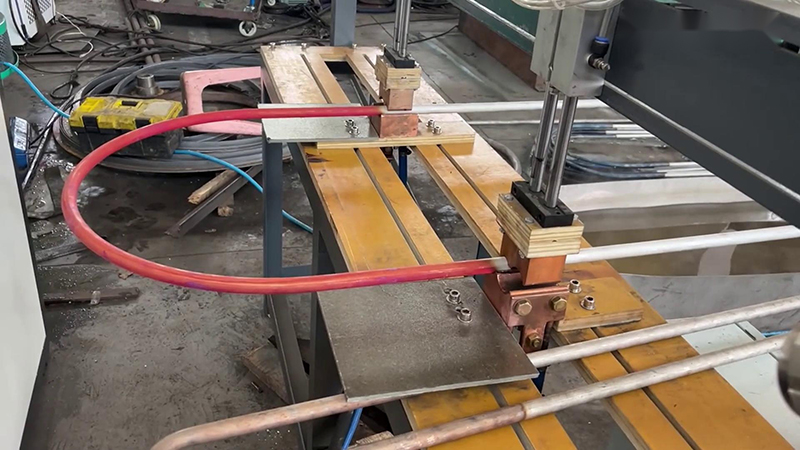 在不銹鋼管固溶熱處理工藝中，感應(yīng)加熱設(shè)備發(fā)揮著至關(guān)重要的作用