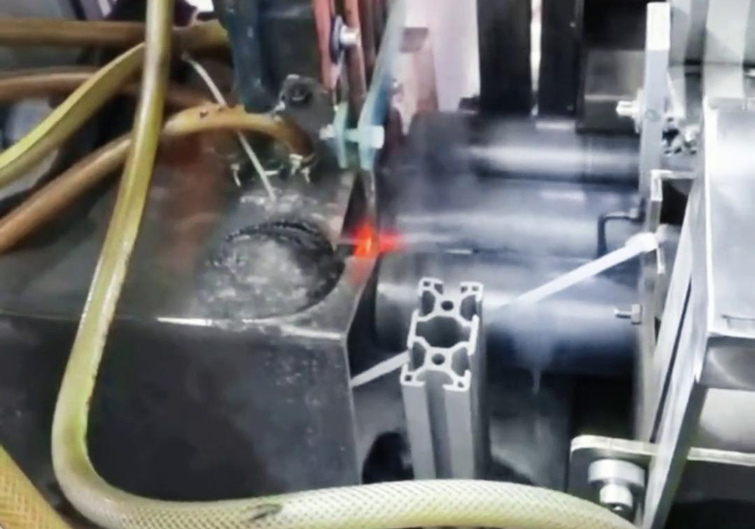 海拓臥式高頻淬火機床：油鋸銼刀生產質量提升的關鍵助力