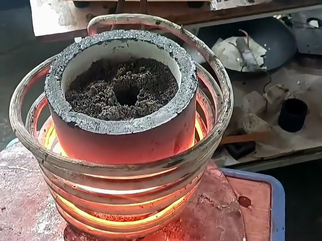 海拓高頻熔煉爐礦石熔煉實測：金屬含量達標即可提煉，原礦篩選后輕松分離！