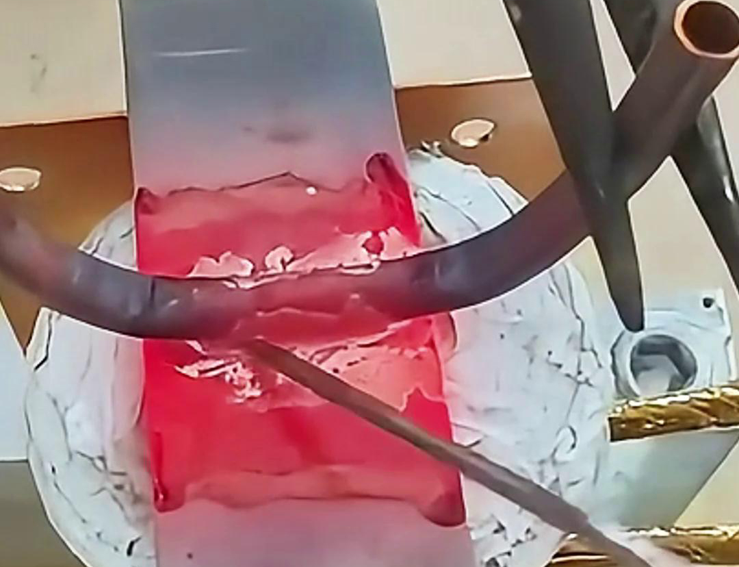 手持式高頻機利用高頻電流在工件中產生渦流，從而使銅件局部快速加熱至熔化狀態(tài)完成焊接