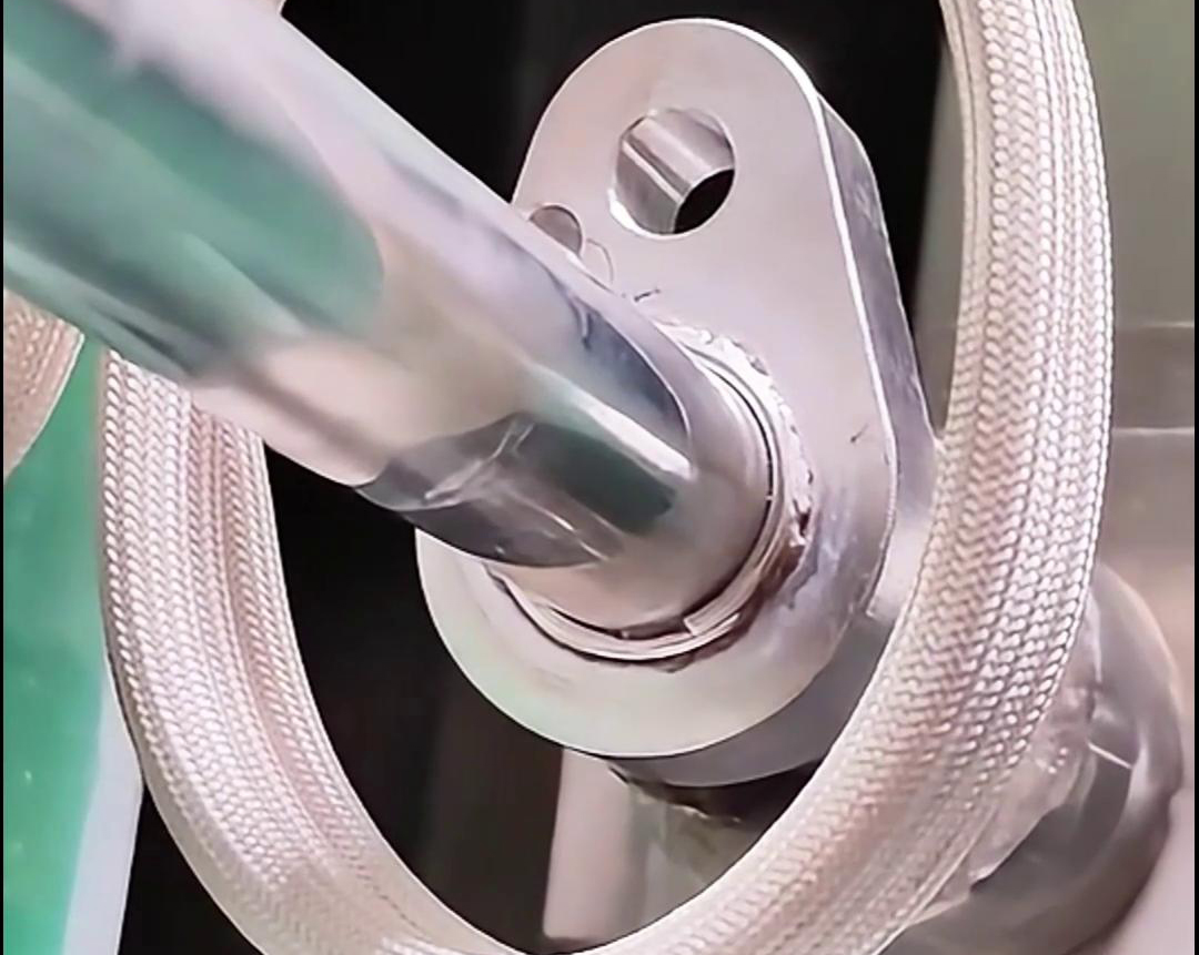 鋁件鋁管高頻焊接具有焊接速度快、焊縫美觀、生產效率高等優(yōu)點