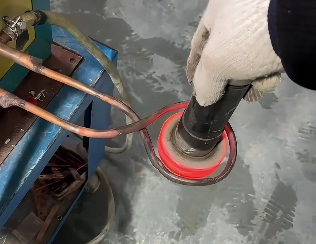 超音頻感應(yīng)加熱設(shè)備是一種對(duì)金屬工件進(jìn)行感應(yīng)加熱，以進(jìn)行表面淬火、退火等熱處理的設(shè)備。