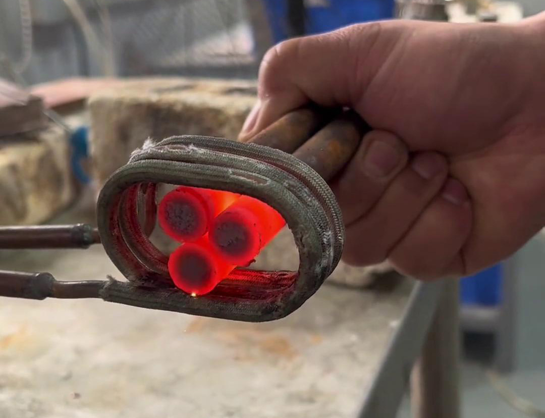 高頻感應(yīng)加熱機(jī)，可以對(duì)一根棒料進(jìn)行加熱，也可以對(duì)多根棒料同時(shí)加熱