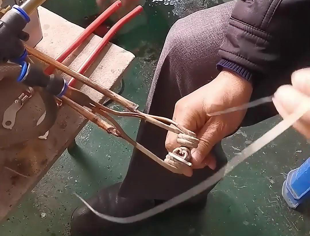 新能源線束端子錫焊用高頻焊機(jī)，提高線束端子的耐腐蝕性，延長(zhǎng)其使用壽命