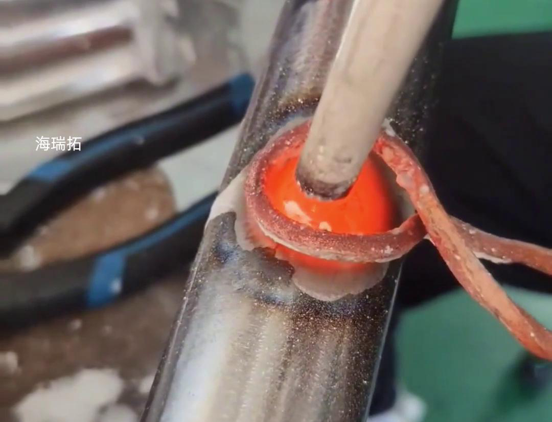 高頻焊接機能夠根據不同鋼管材料的尺寸和形狀制作合適的感應線圈