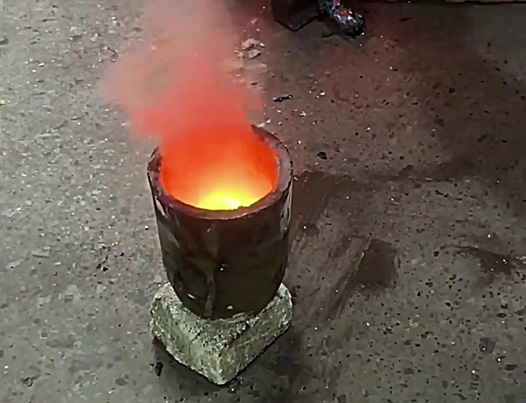 黃金礦粉熔煉測試采樣，用這款小型中頻熔煉爐來熔煉