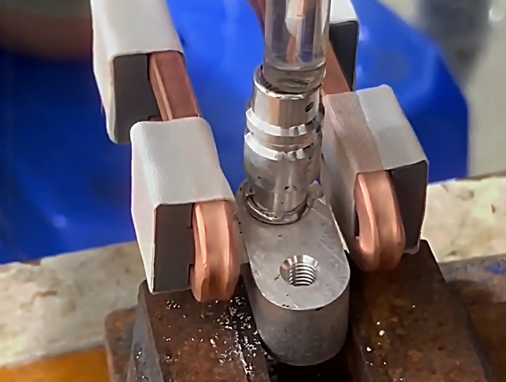 手持式高頻焊接機進行鋁型管焊接，工作人員無需復雜的操作培訓即可快速上手