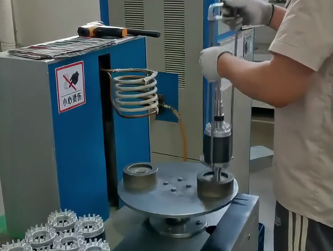 用中頻感應(yīng)加熱設(shè)備，將轉(zhuǎn)子軸芯加熱至200°C后裝入定子