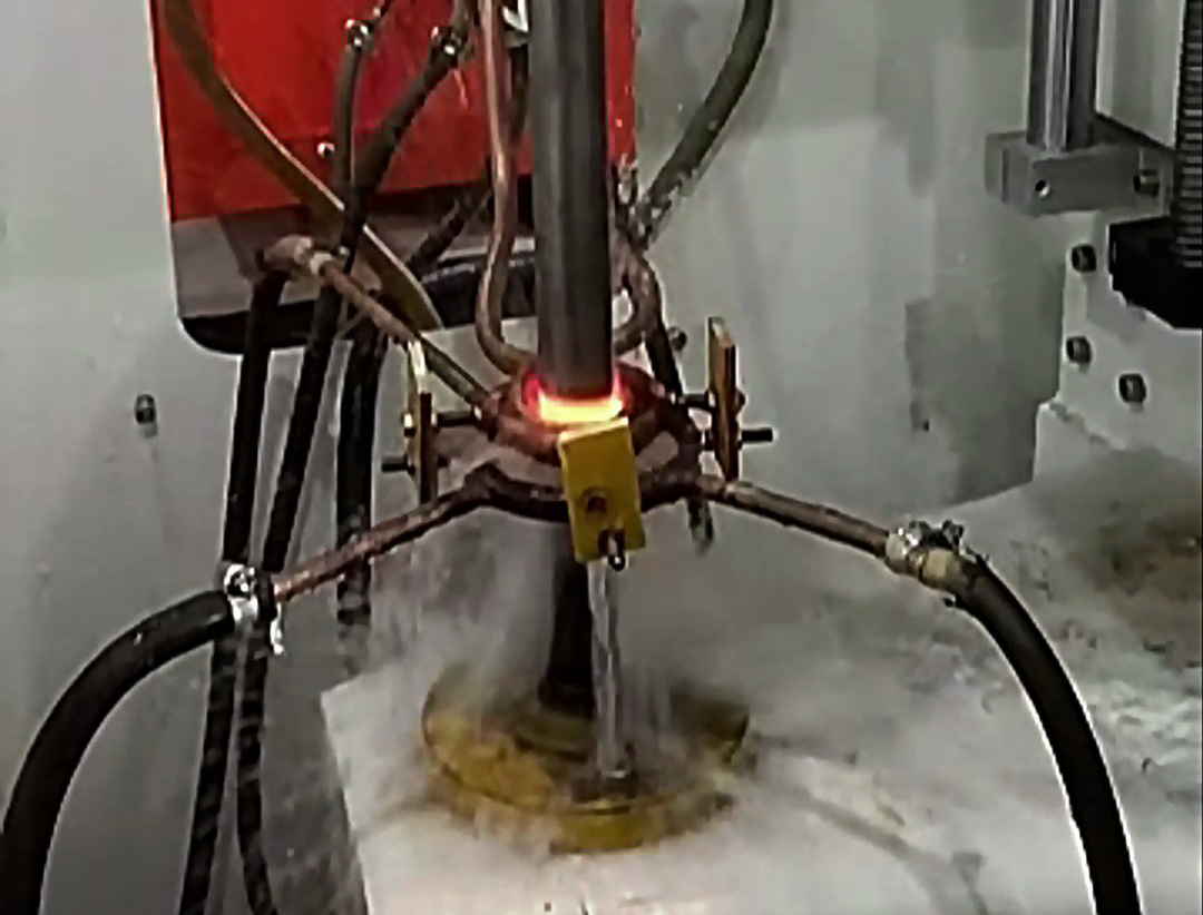 你以為銷子淬火還要人工？這臺機器已經(jīng)實現(xiàn)銷軸全自動化高頻淬火了