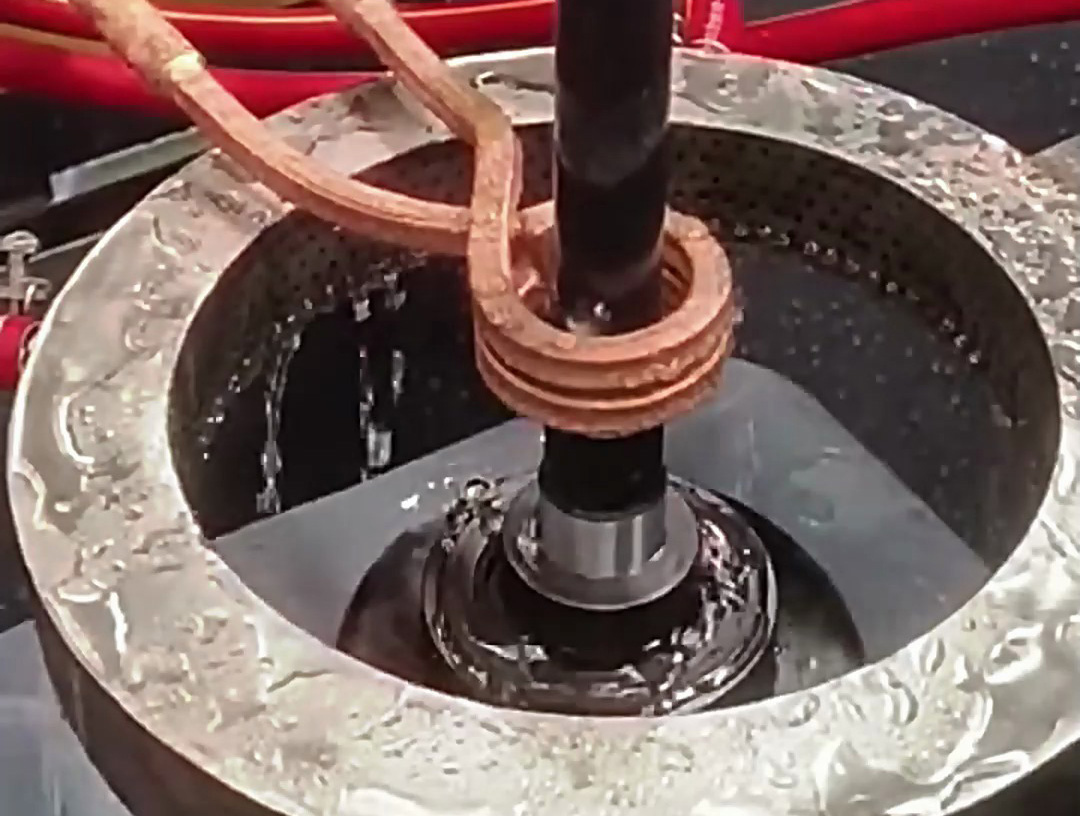 數(shù)控高頻淬火機床是一種結合了數(shù)控技術與高頻感應加熱技術的先進熱處理設備