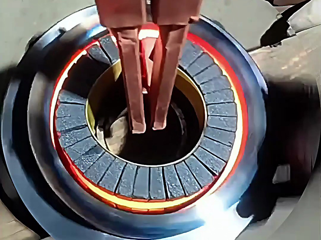 使用高頻淬火機對工件的內(nèi)孔進行淬火熱處理是一種非常有效的工藝