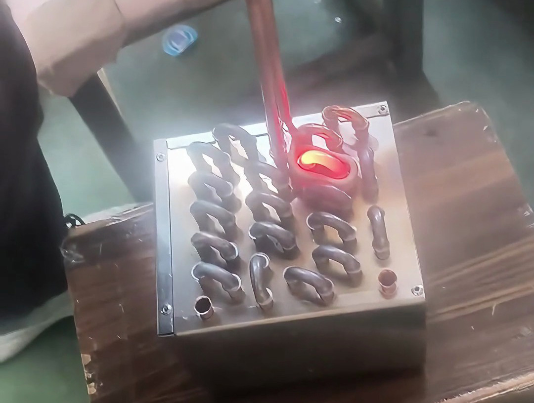 冷凝器U型銅管焊接全過程！手持高頻焊機(jī)效率提升3倍