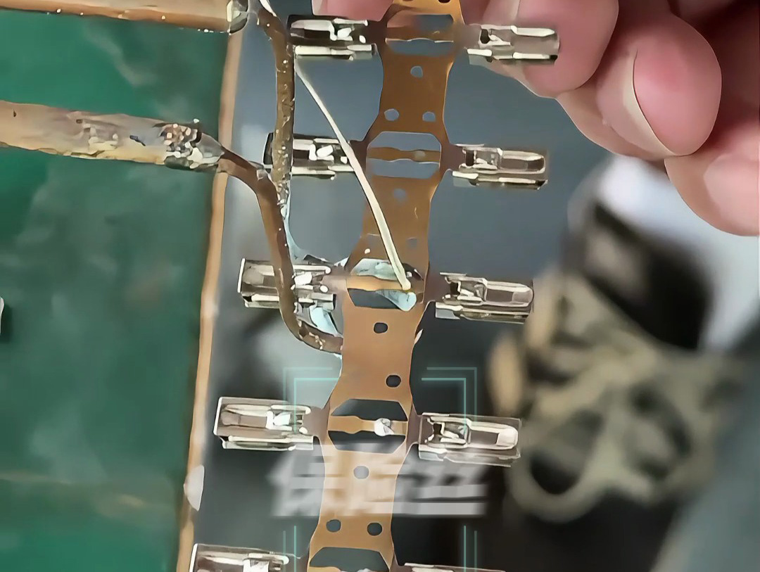 工人如何用超高頻焊接機(jī)完成保險絲焊接？高清畫面展示全過程！