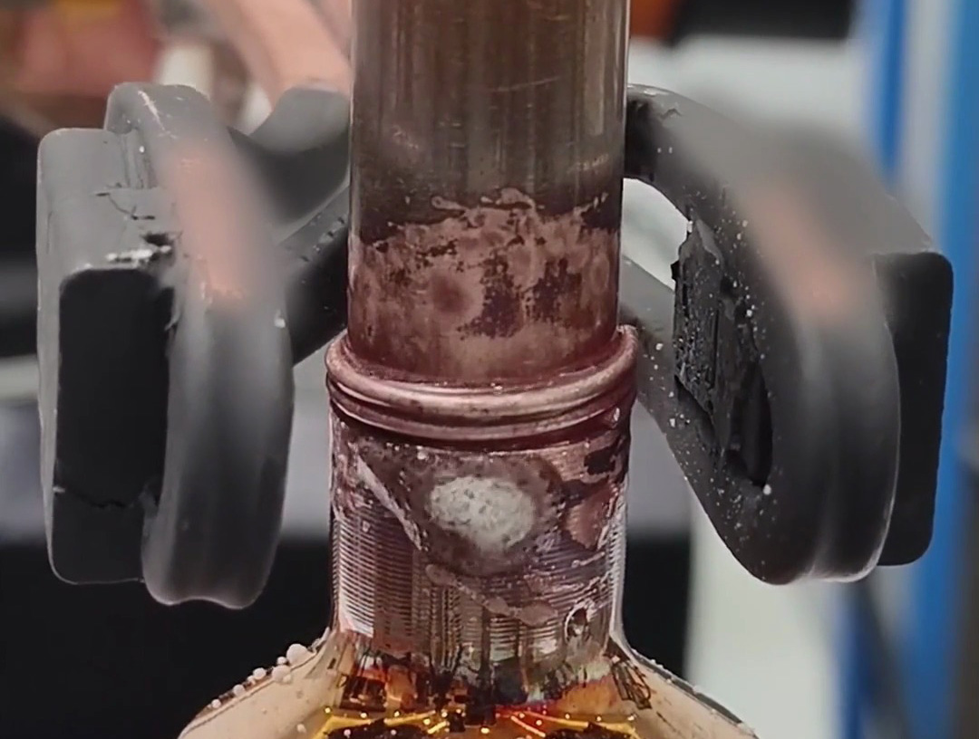 機械手帶動手持式高頻焊機左扭右擰，這樣焊接銅管效果更均勻