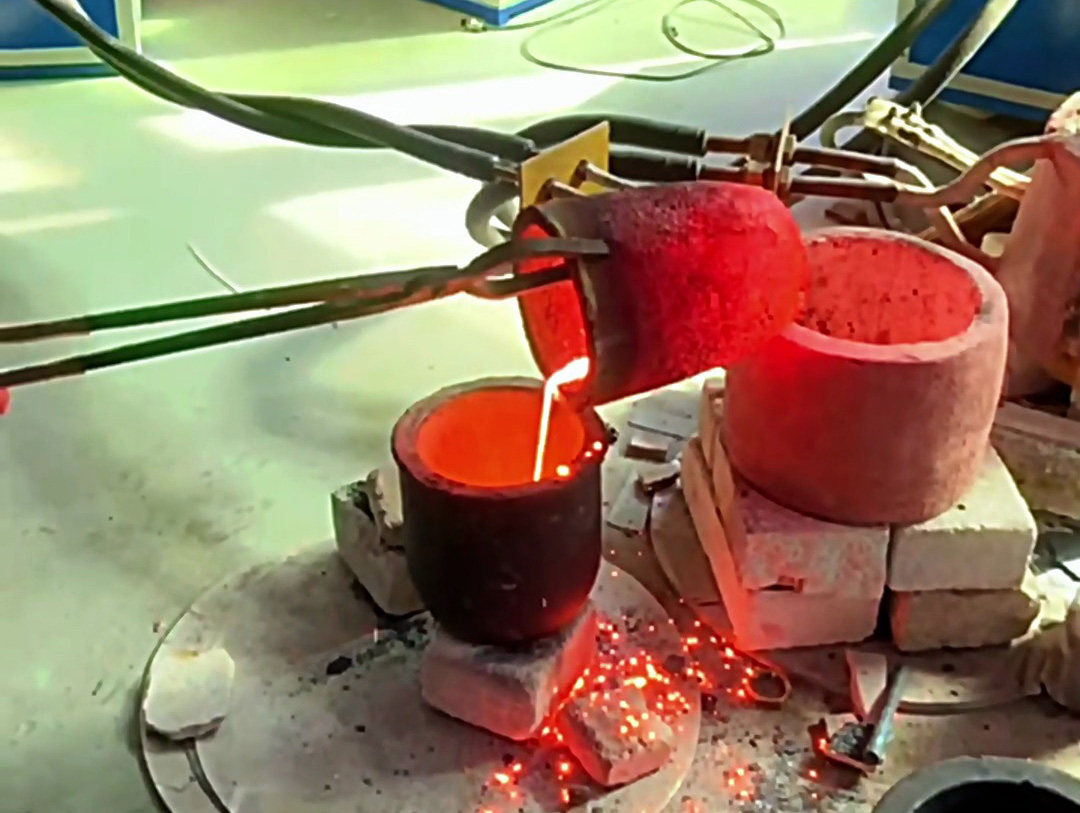 中頻熔煉爐竟然可以熔煉一堆金屬粉末后尋找黃金成分